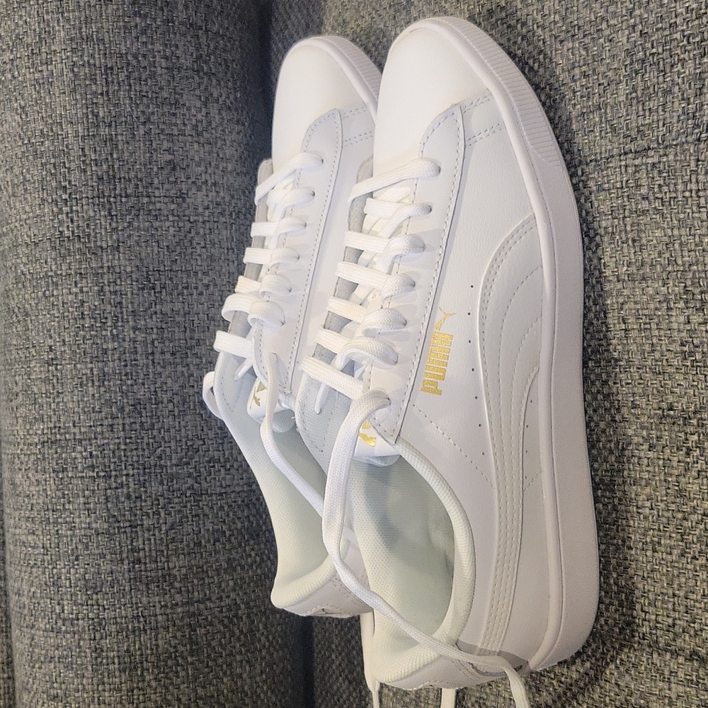 New Puma white leather sneakers sz 9